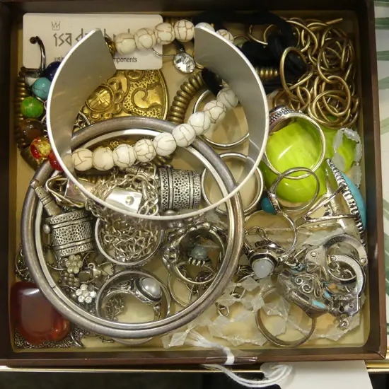 COSTUME JEWELLERY INCL NECKLACES,BRACELETS,ETC