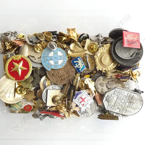 COLLECTION BADGES PINS & MEDALS