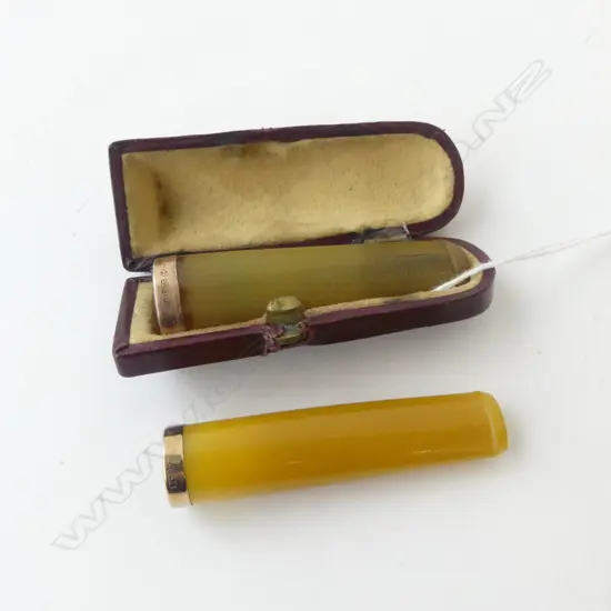 TWO 9CT GOLD TIPPED CIGAR HOLDERS AMBER & HORN, L.65MM-75MM