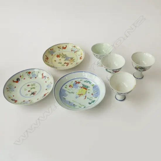 3 CHINESE DOUCAI BOWLS 185mm dia + 4 CUPS H.85mm (CHIPS)