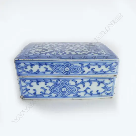 19thC CHINESE B & W LIDDED RECTANGULAR BOX