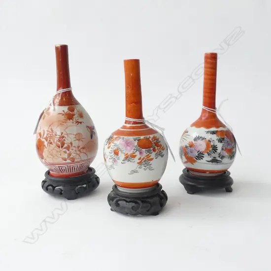 TRIO JAPANESE KUTANI VASES ON STANDS, H.180mm tallest