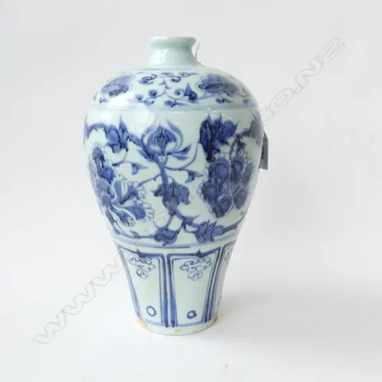 ORIENTAL B/W VASE H.265mm