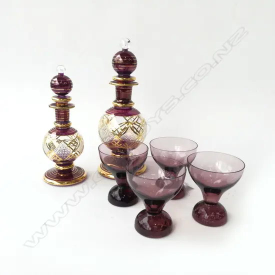 2 GILT & RUBY GLASS DECANTERS 280MM TALLEST &  4 AMERTHIST WINE GLASSES H100MM