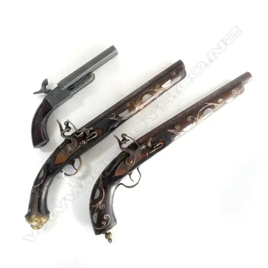 3 ANTIQUE STYLE PISTOLS L.430mm