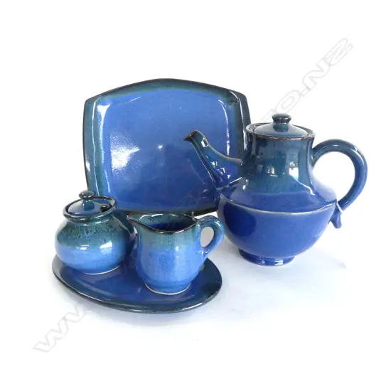BLUE POTTERY SET TEAPOT H180MM C/SUGAR & 2 DISHES L260MM LONGEST