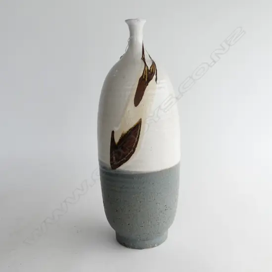 **RTV** KONDO YUTAKA (JAPAN) (1932 - 1983) LRG GREY & CREAM STONEWARE VASE, H.350mm rim repair