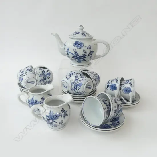 BLUE DANUBE TEAPOT, 12 CUPS & SAUCERS, 2 JUGS – EXCELLENT CONDITION