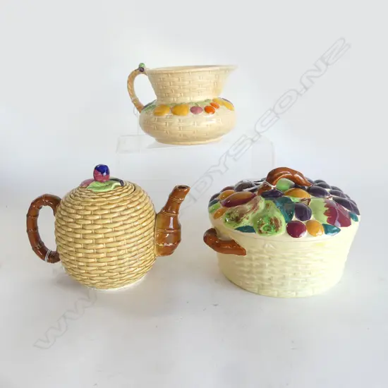3PCS VINTAGE COTTAGEWARE LIDDED CASSEROLE DIA 210JUG 170 TEAPOT 200MM