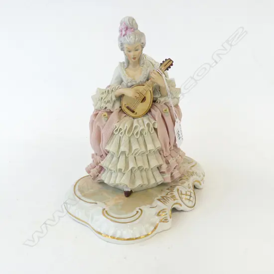 DRESDEN WOMAN PLAYING LUTE H.235mm