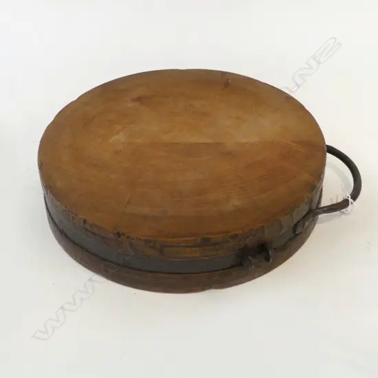 RUSTIC WOODEN CHOPPING BOARD 345mm dia