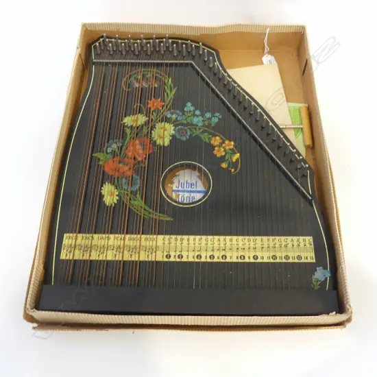 A VINTAGE GERMAN JUBELTONE KONZERT SALON HARP IN BOX WITH BOOK AND KEY