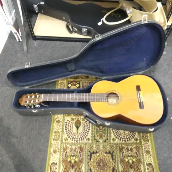 CASED SIGMA 6 STRING ACUSTIC GUITAR L1000