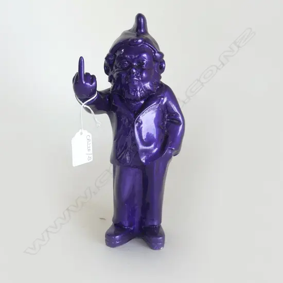 PURPLE RESIN GNOME PULLING THE FINGER H.240mm