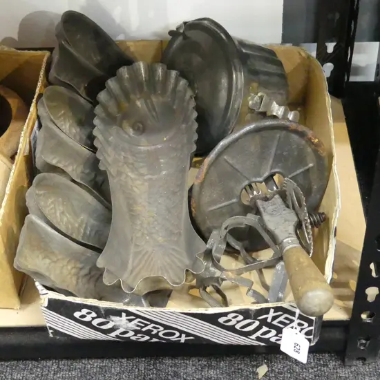 COLLECTION VINTAGE KITCHEN PARAPHERNALIA, FISH THEMED TIN MOULDS, BEATER ETC