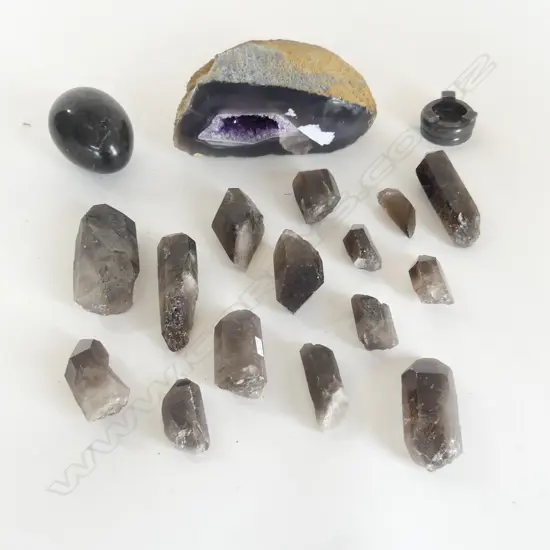 ASST. SMOKEY QUARTZ CRYSTALS + AMETHYST GEODE W.150mm