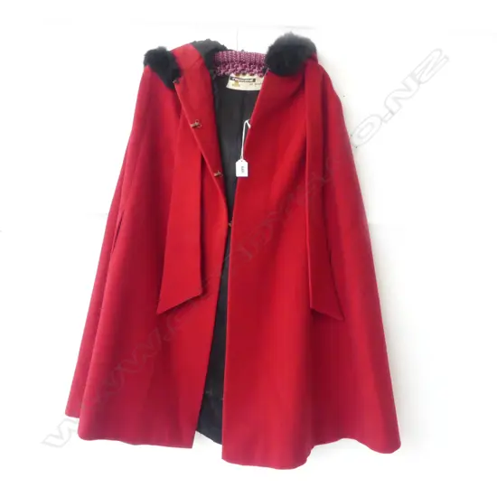 VINTAGE RED FELT RAYMOND OF LONDON LADYS BLACK FUR TRIMMED HOODED CAPE