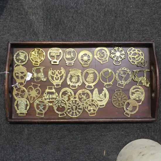 WOOD GALLERY TRAY L660MM & COLLECTION OF 30 VINTAGE HORSE BRASSES