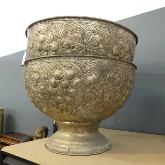 PR LG SILVER METAL FOOTED BOWLS 390mm dia