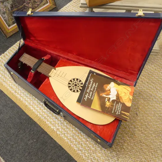 CASED LUTE + 2 BOOKS
