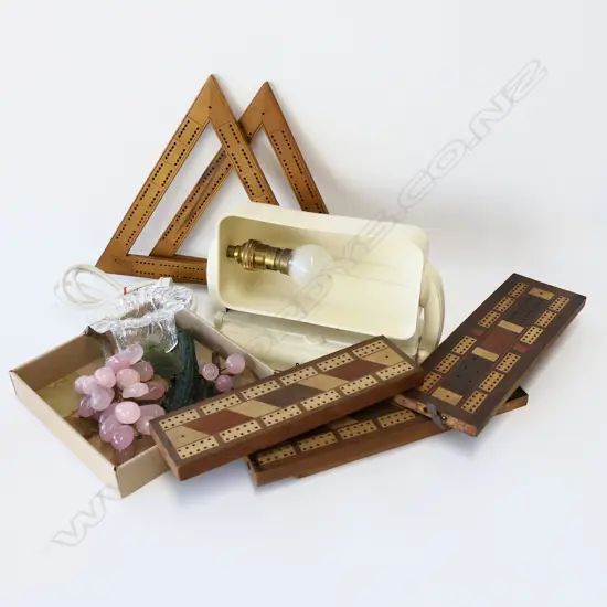 DECO BAKELITE LAMP, VINTAGE CRIBBAGE BOARDS, 1970s GLASS BOWL & JADE & ROSE QUARTZ GRAPES ETC