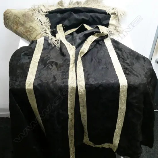 LG BLACK ROBE (FAULTS) + SMALL ALL WOOL RUG 450x415mm