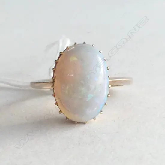 9ct GOLD & CABACHON OPAL RING claw set 3.7gms SIZE O