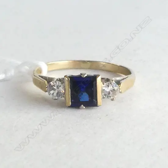 9ct GOLD BLUE & CZ 3 STONE RING 1.84gms