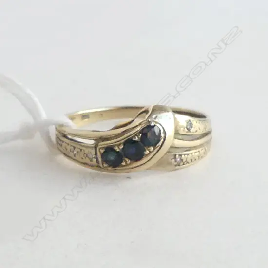 9ct GOLD SAPPHIRE & SMALL DIAMOND RING 1.44gms