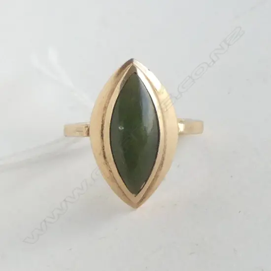 9ct GOLD & POUNAMU VINTAGE RING elliptical panel 4.28gms 
