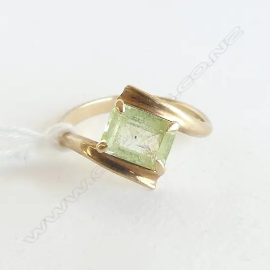 9CT GOLD PERIDOT DRESS RING 2.8gms