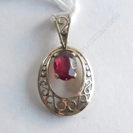 9ct GOLD & GARNET PENDANT 2.55gms