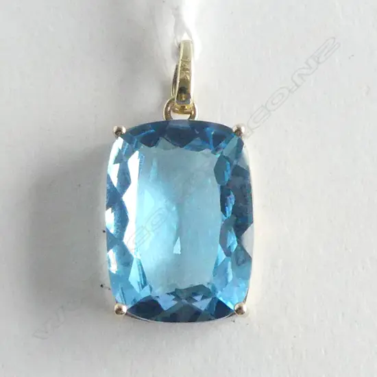 14ct GOLD & FACET CUT BLUE TOPAZ PENDANT