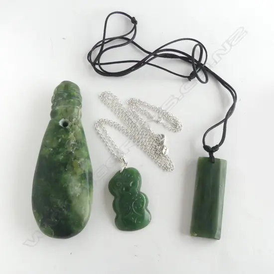 3 GREENSTONE PENDANTS L.100mm