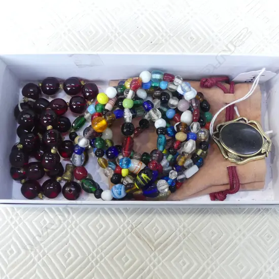 VICTORIAN BROOCH 30x35mm + 2 BEAD NECKLACES (1 AF)