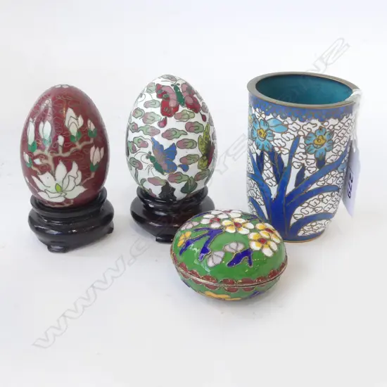 FOUR CLOISONNE ITEMS – TRINKET BOX, TWO EGGS ON STANDS & VASE, H.75MM (VASE)