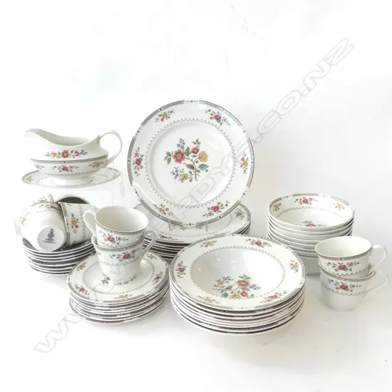 ROYAL DOULTON 'KINGSWOOD' DINNER SERVICE