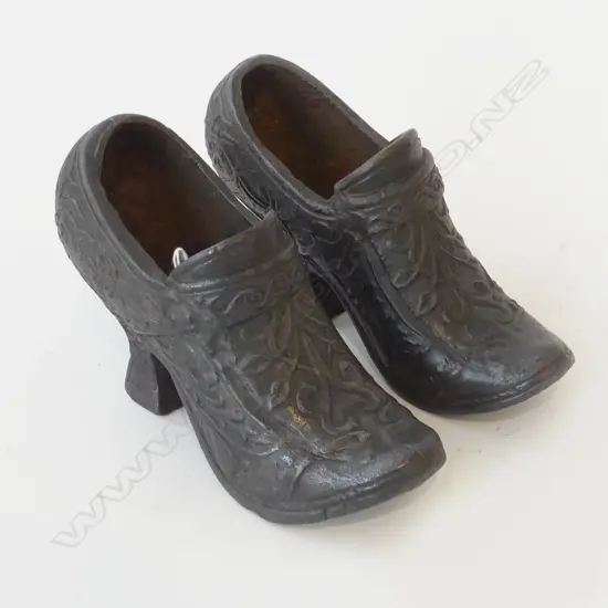 PAIR OF VINTAGE HEAVY CAST IRON DOORSTOPS IN SHAPE OF LADIES’ SHOES, L.255MM H.140MM