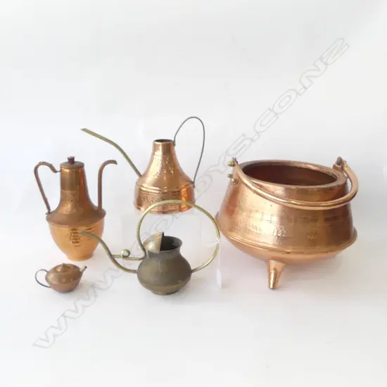 ASST MID CENTURY COPPER COLLECTABLES INCL CAULDRON, WATERING CANS ETC