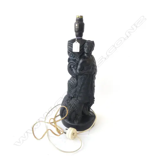 LG NZ FOLK ART BLACK PLASTER LAMP, WARRIOR IN FRONT OF TIKI, POUPOU. H. 420mm
