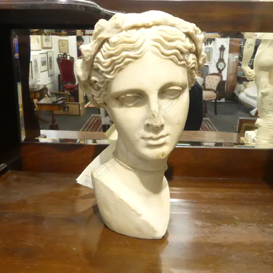 COMPOSITION MARBLE ROMAN HEAD OF MUSE THALIA H.380mm