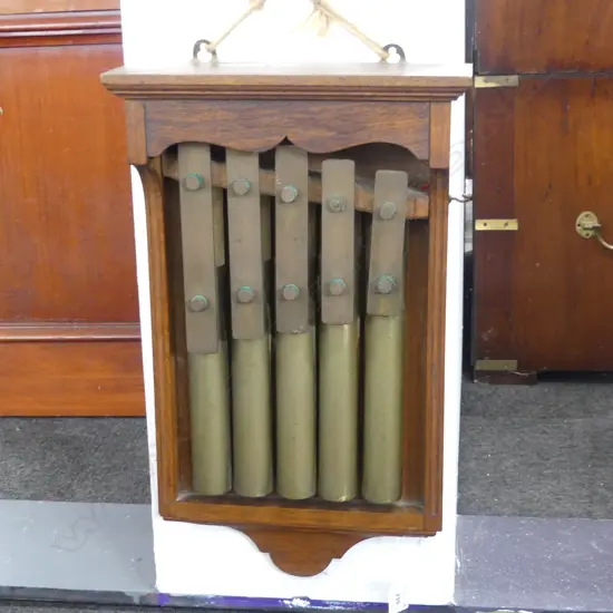 ANTIQUE OAK WALL MOUNTED 5 NOTE BRASS DINNER CHIME, H.510MM W.310MM