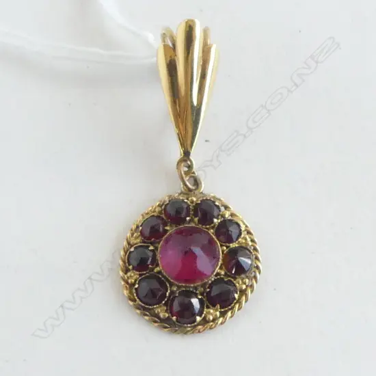 14CT GOLD  GARNET ? PENDANT 6.2G TOTAL WEIGHT