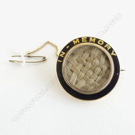 9ct ENAMEL MEMORY BROOCH WITH WOVEN HAIR. 5.5gms