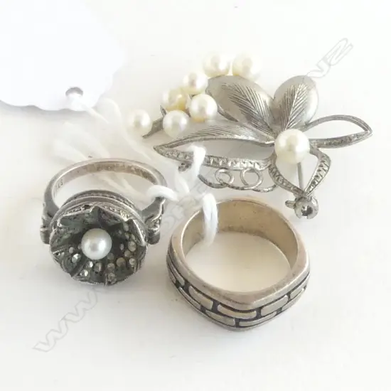 2 SILVER RINGS & SILVER & PEARL BROOCH  SIZE L FOR BOTH RINGS