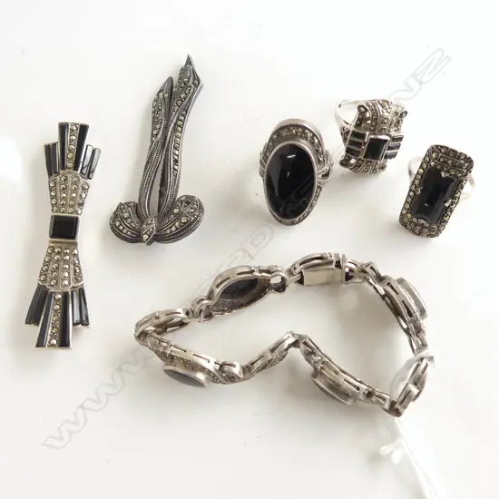 6 PCES DECO STG, ONYX & MARCASITE JEWELLERY; 3 RINGS, 2 BROOCHES, BRACELET