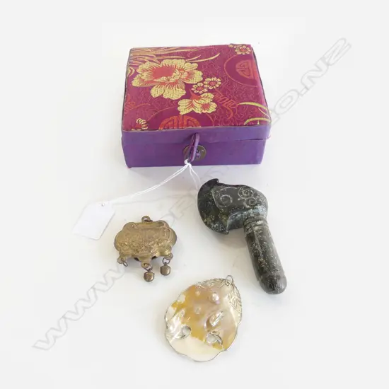 3 ORIENTAL PCES; 2 PENDANTS + CARVED STONE AXE H.105mm, BOXED
