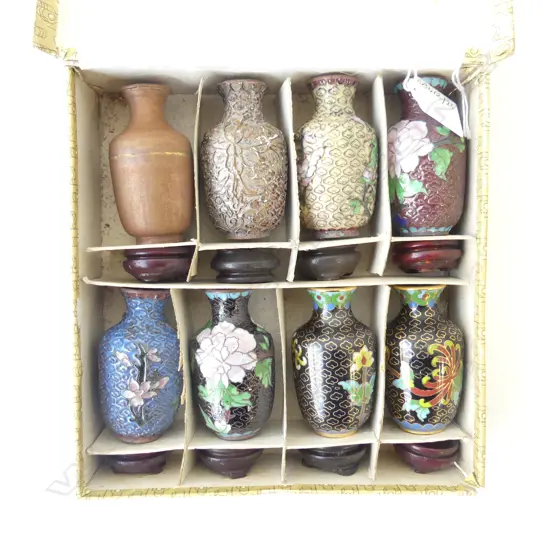 8 VASES SHOWING THE PROCESS OF MAKING CLOISONNE STEPS 1-8 IN BOX WITH STANDS, L.210MM (BOX)