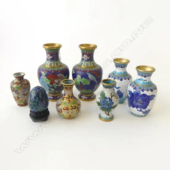 8 PCES CLOISONNE H.130mm (7 VASES + EGG ON STAND)