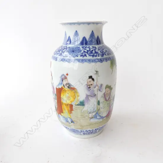 CHINESE VASE DECORATED w. 4 FIGURES (chip to rim) H.225mm